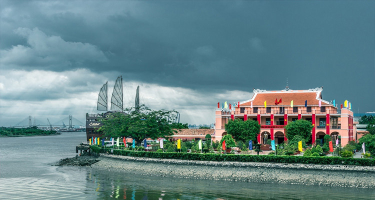Bến nhà rồng bảo tàng Hồ Chí Minh