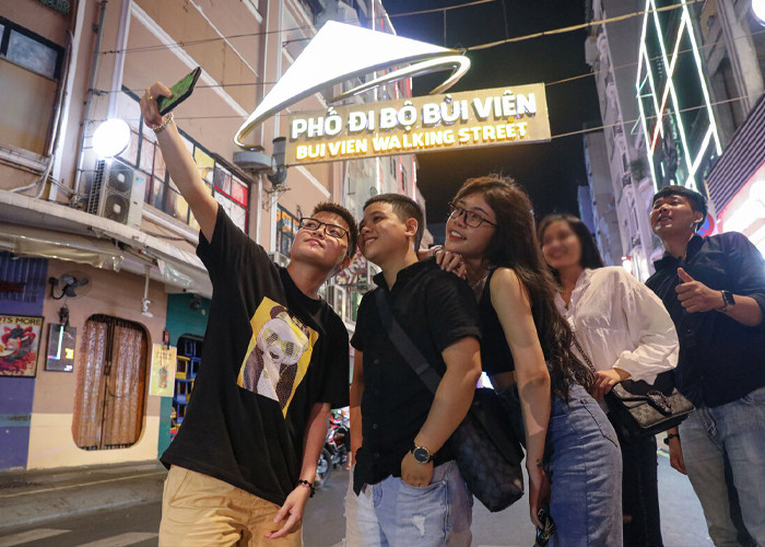 Phố đi bộ Bùi Viện