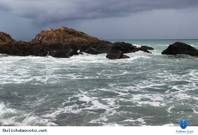 Bãi đá Móng Rồng