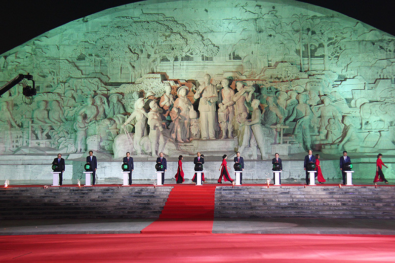 Tượng đài bác Hồ với nông dân