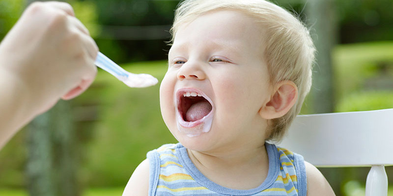 em bé ăn sữa chua