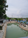 Khu bể bơi có tắm trang