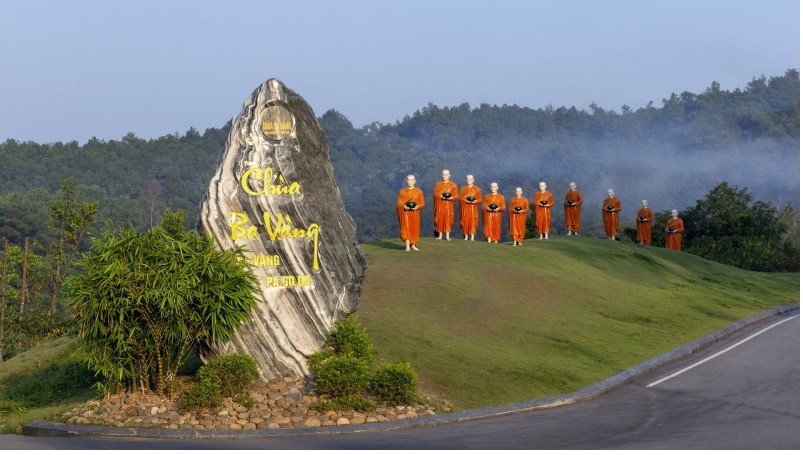 Cổng đá chùa Ba Vàng là một trong những điểm du lịch nổi tiếng ở Quảng Ninh