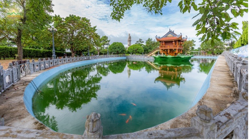 Chùa Một Cột và hồ Bán Nguyệt là hai điểm du lịch nổi bật của chùa Ba Vàng