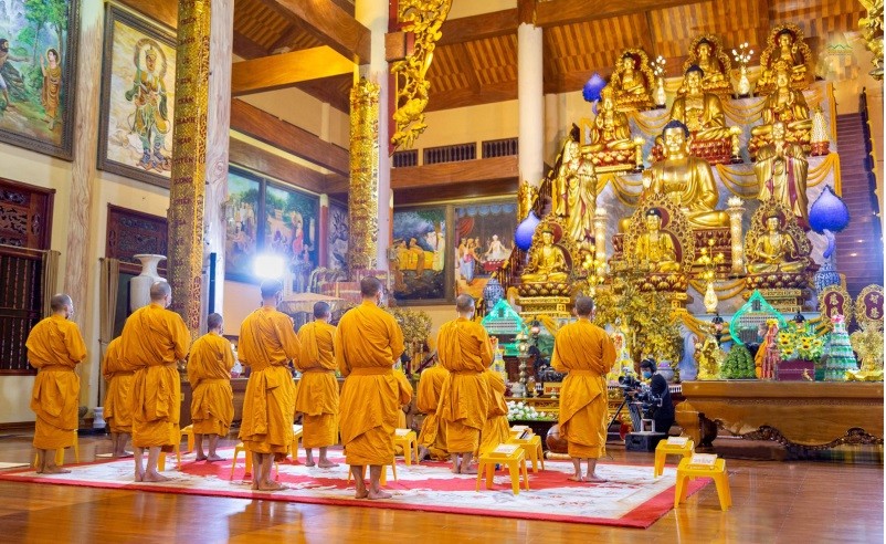 Chính điện là nơi diễn ra các nghi lễ Phật giáo quan trọng của chùa Ba Vàng