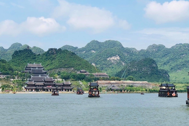 Hồ Tam Chúc là một danh thắng nổi tiếng