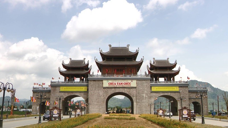 Cổng Tam Quan là một công trình kiến trúc độc đáo, là điểm nhấn của quần thể chùa Tam Chúc