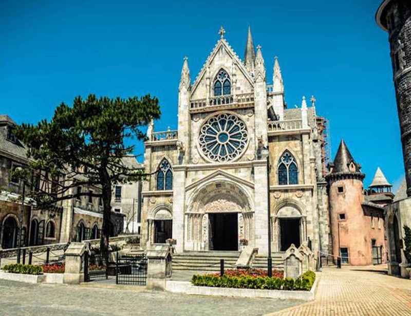 Nhà thờ St. Denis là một địa điểm du lịch nổi tiếng tại Bà Nà Hills