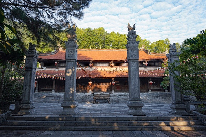 Du khách có thể tham quan, chiêm bái những công trình kiến trúc cổ kính, độc đáo của chùa