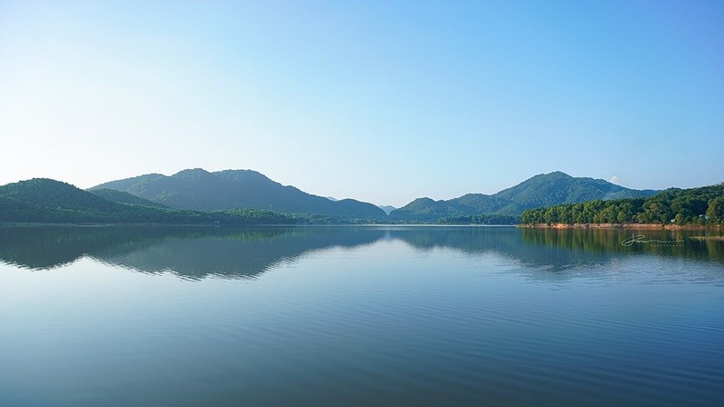 Hồ Đồng Quan là nơi lý tưởng để du khách tham gia các hoạt động du lịch