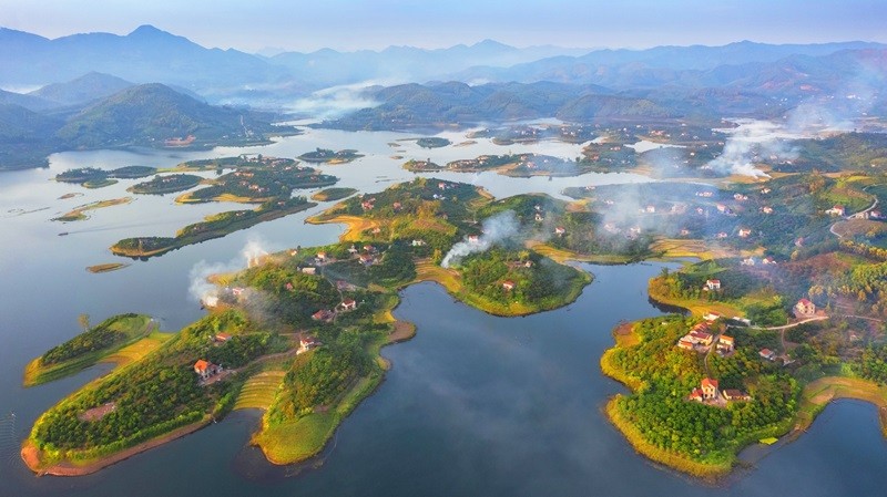Hồ Cấm Sơn là một điểm đến du lịch sinh thái hấp dẫn ở tỉnh Bắc Giang