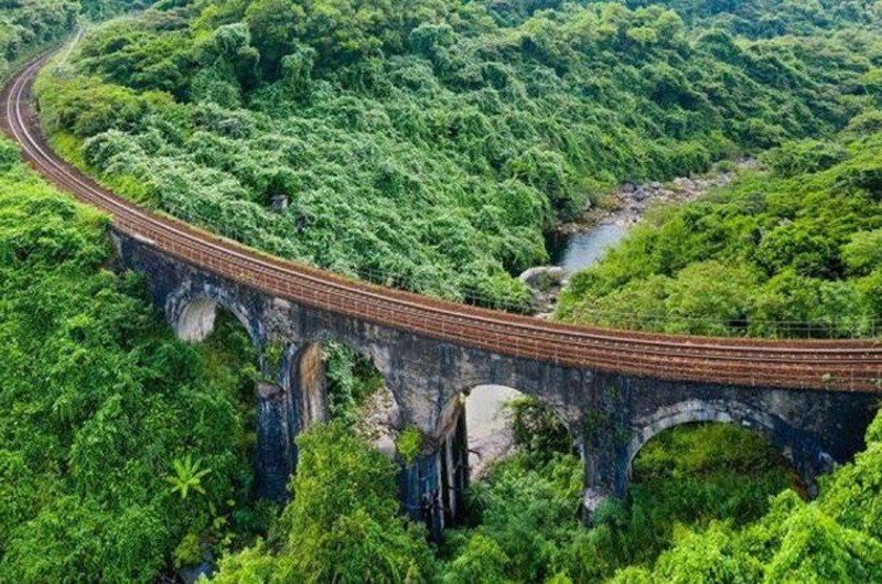 Cầu Vòm Đồn Cả là một địa điểm tham quan du lịch mang đậm giá trị lịch sử