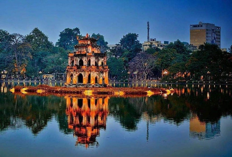 Hồ Hoàn Kiếm là một địa điểm tham quan nổi tiếng của Hà Nội