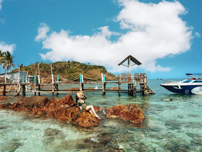 Hòn Mấu là một hòn đảo xinh đẹp, hoang sơ, mang vẻ đẹp tự nhiên quyến rũ. 