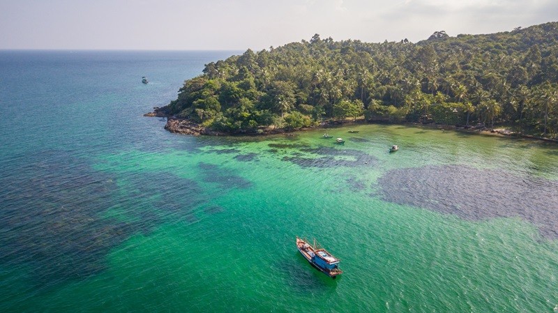 Hòn Dầu là một hòn đảo xinh đẹp, hoang sơ, mang vẻ đẹp nguyên sơ của thiên nhiên.
