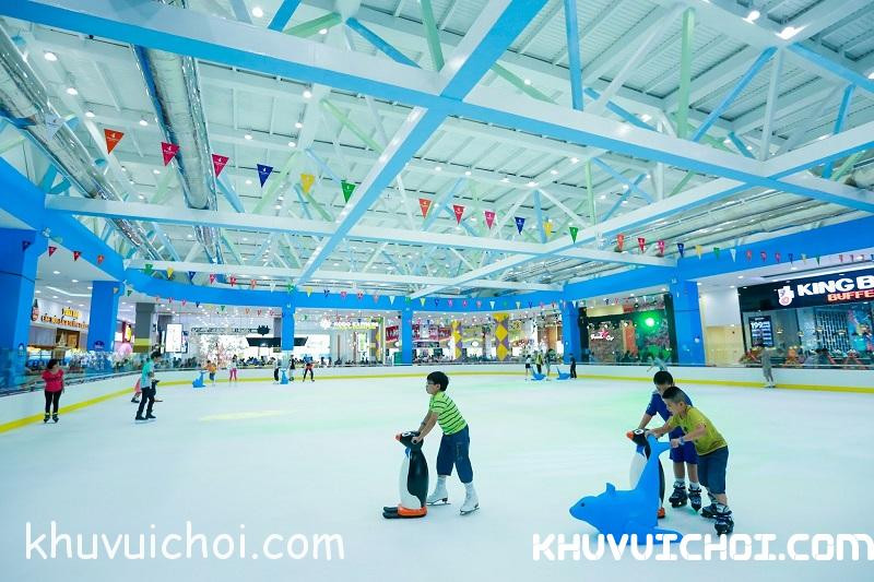 Vinpearlland Ice Rink Royal City  - Sân trượt băng chuẩn quốc tế